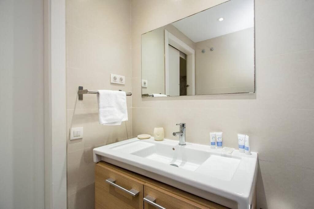 Bright And Modern 4bedroom With Terrace In Ramblas P2 Appartamento Barcellona